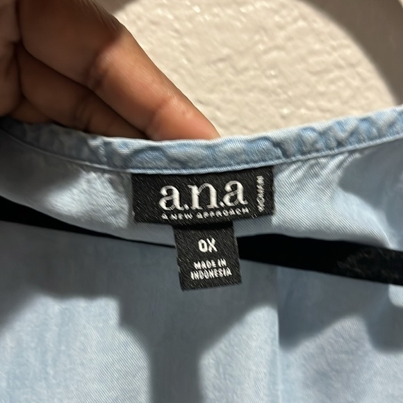 A.N.A. New Approach Light Denim Women's Tank Style Top w/ Buttons on Side Sz 0X - Picture 3 of 9